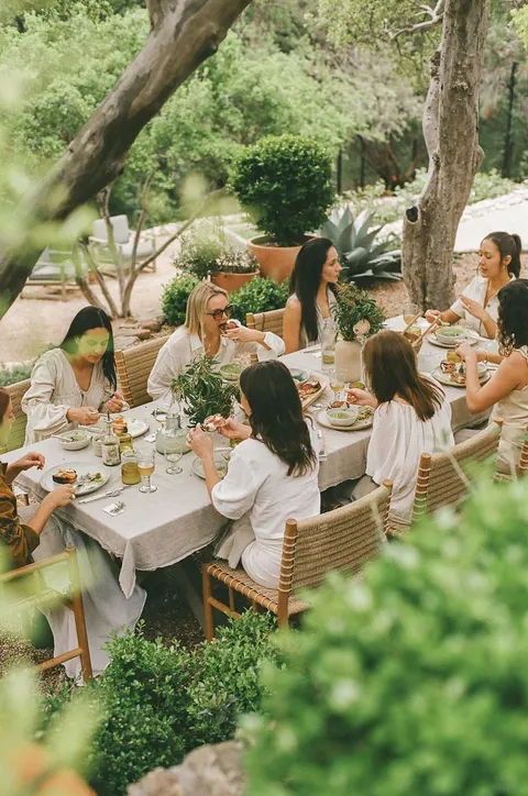 Encuentro alrededor de una mesa al aire libre