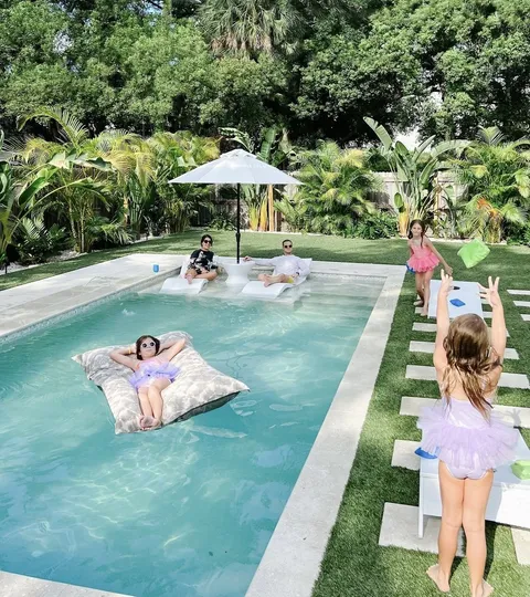 Familia disfrutando de una piscina
