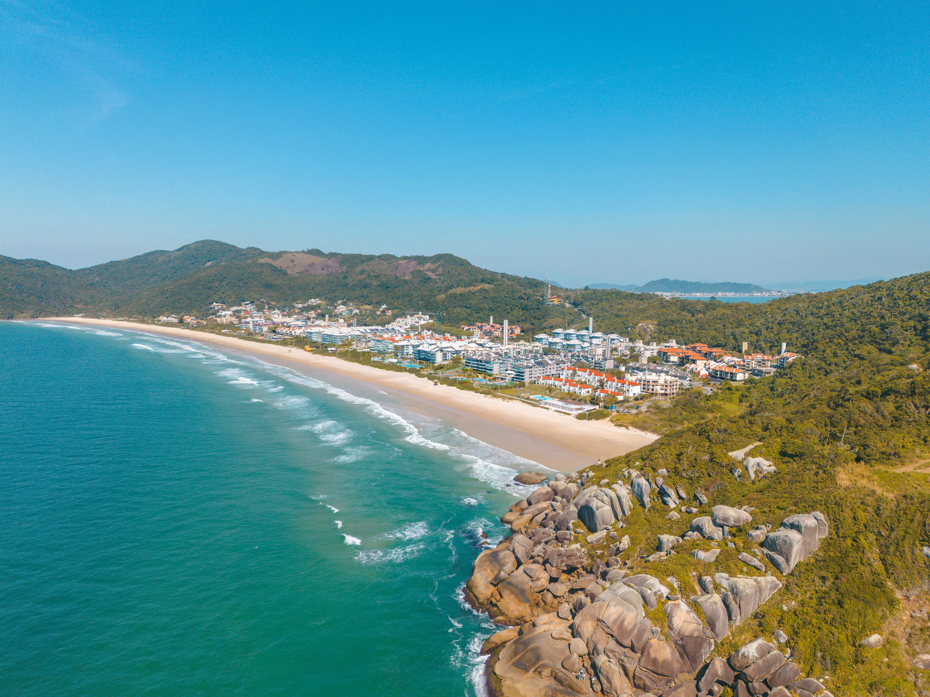 Praia Brava e os morros ao redor
